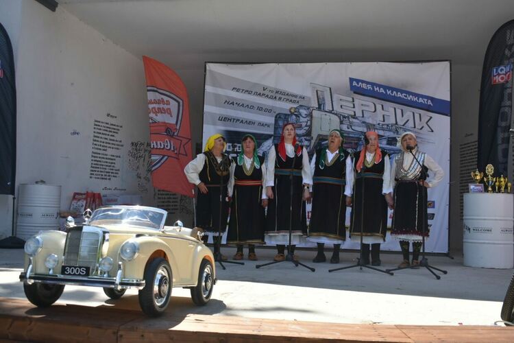 Над 200 автомобили и мотоциклети бяха показани на петия автомобилен Ретропарад 