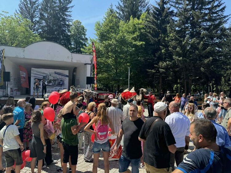 Над 200 автомобили и мотоциклети бяха показани на петия автомобилен Ретропарад 