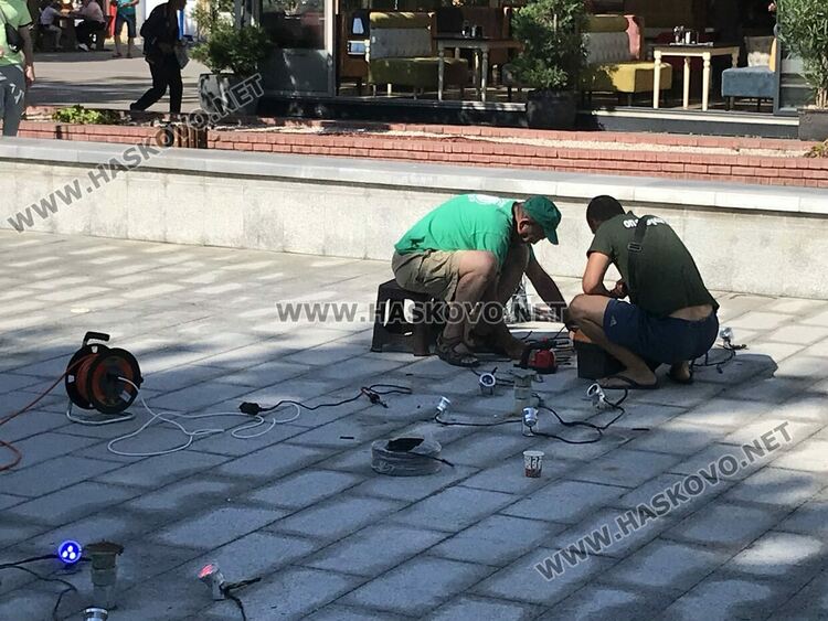 Текат последни приготовления за пускането на шадравана на пл. „Свобода“