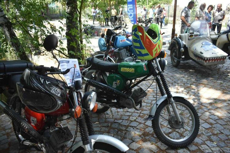 Над 200 автомобили и мотоциклети бяха показани на петия автомобилен Ретропарад 