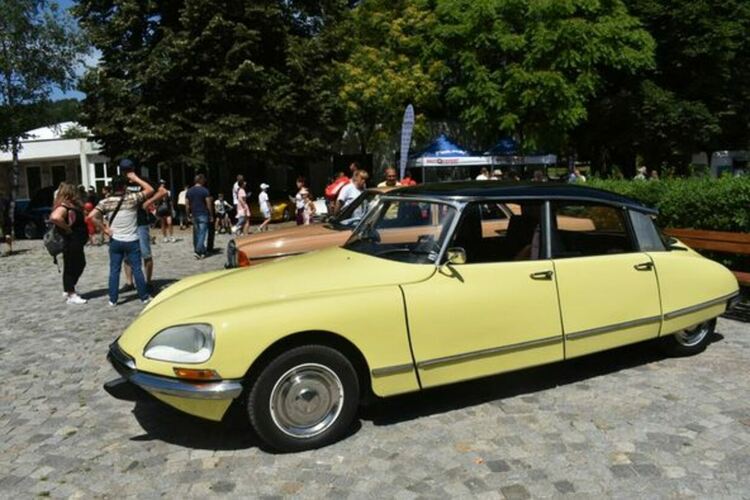 Над 200 автомобили и мотоциклети бяха показани на петия автомобилен Ретропарад 