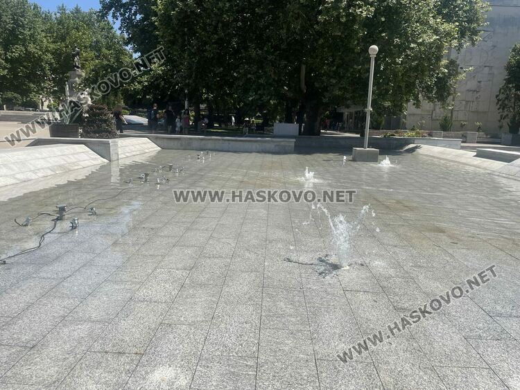 Текат последни приготовления за пускането на шадравана на пл. „Свобода“