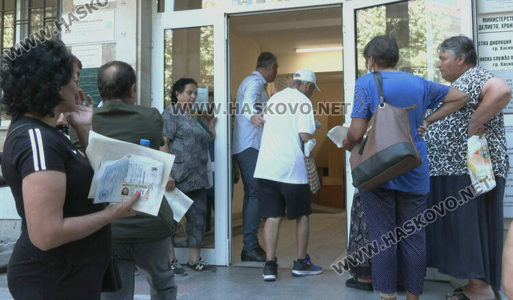 Нуждаещи се извиха опашка за помощи за отопление пред „Социално подпомагане“ в Хасково