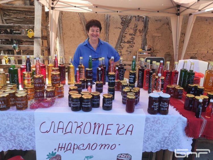 В трънското село Бусинци се провежда Фестивал на сръчните ръце с участието на десетки майстори