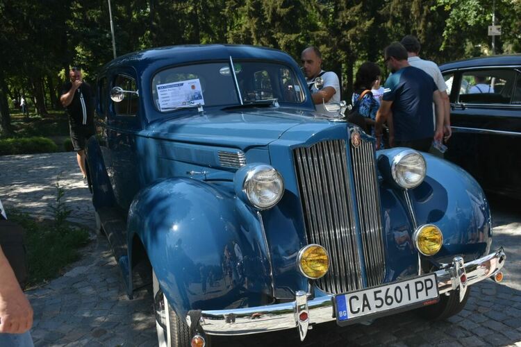 Над 200 автомобили и мотоциклети бяха показани на петия автомобилен Ретропарад 