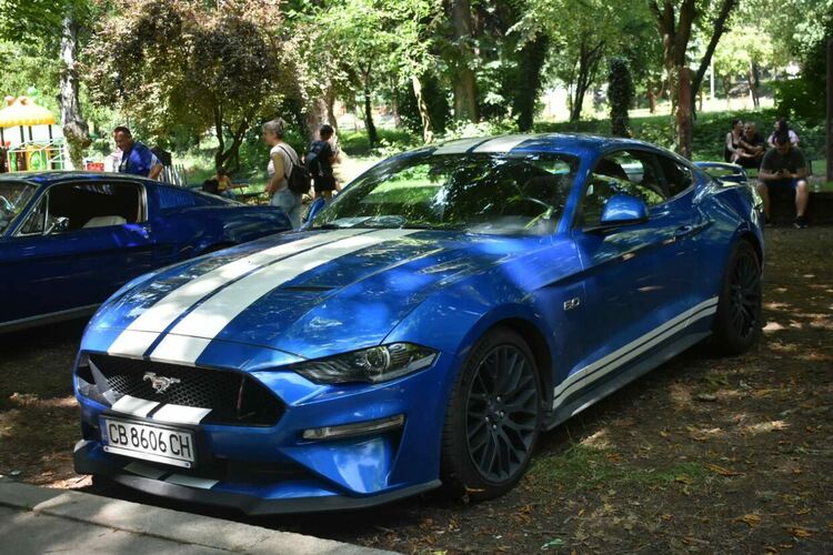 Над 200 автомобили и мотоциклети бяха показани на петия автомобилен Ретропарад 