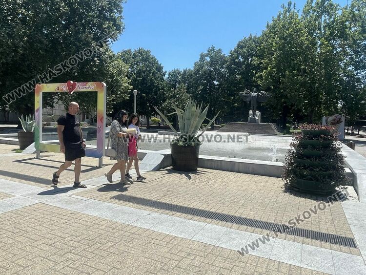 Текат последни приготовления за пускането на шадравана на пл. „Свобода“