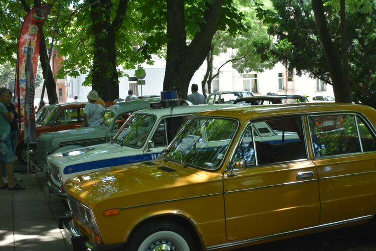 Над 200 автомобили и мотоциклети бяха показани на петия автомобилен Ретропарад 