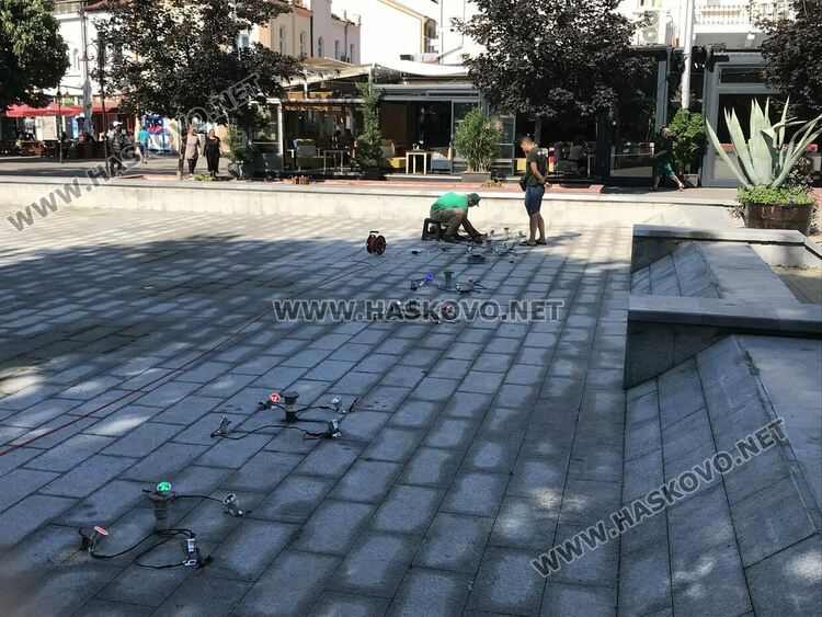 Текат последни приготовления за пускането на шадравана на пл. „Свобода“