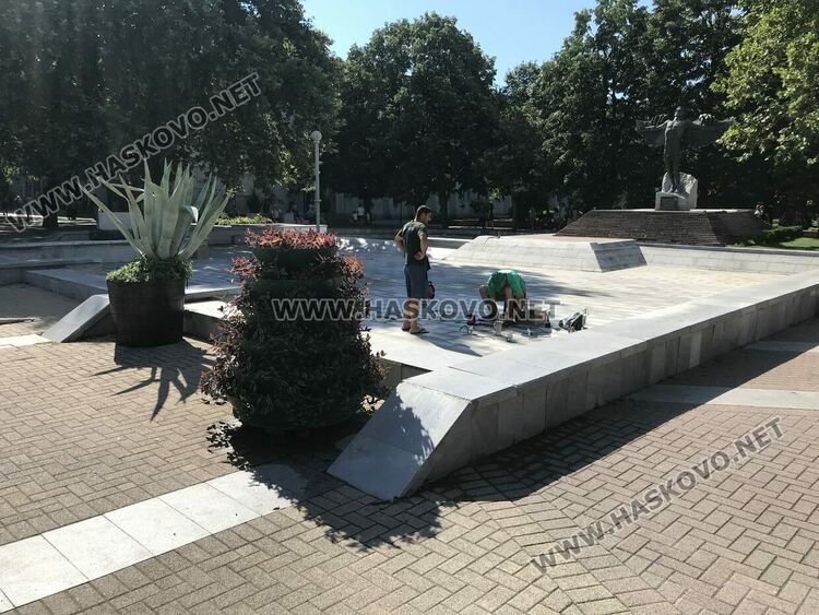 Текат последни приготовления за пускането на шадравана на пл. „Свобода“