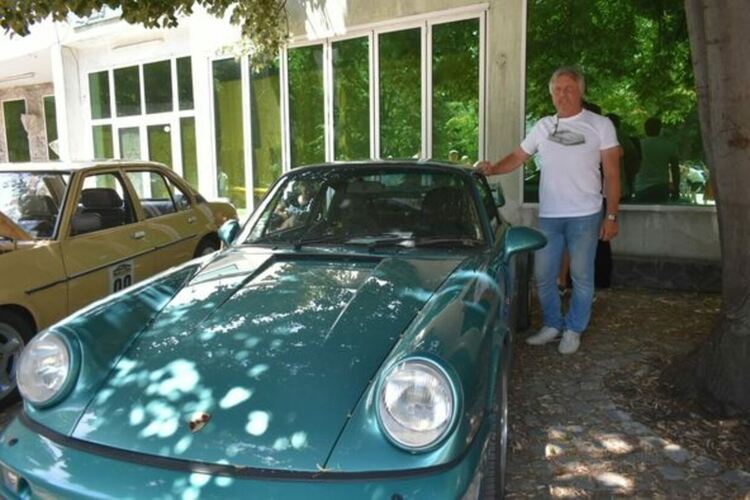 Над 200 автомобили и мотоциклети бяха показани на петия автомобилен Ретропарад 