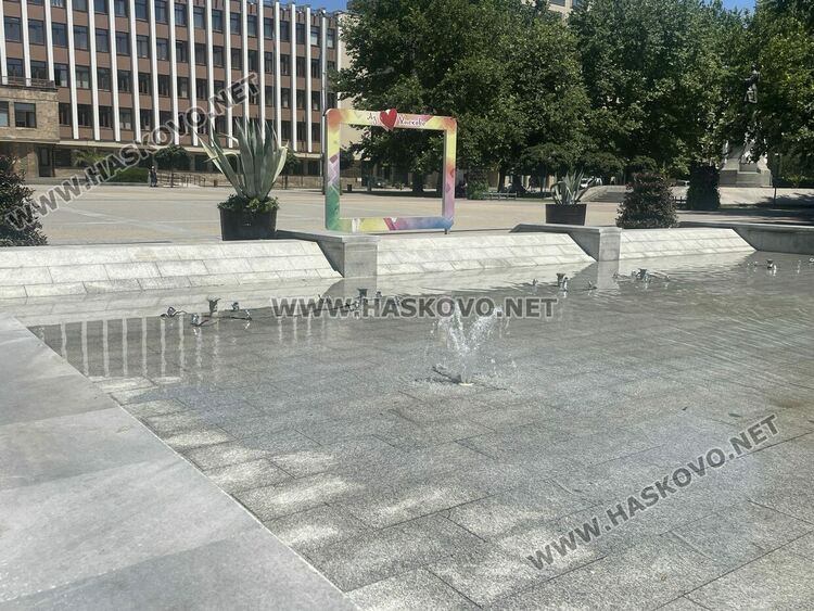 Текат последни приготовления за пускането на шадравана на пл. „Свобода“