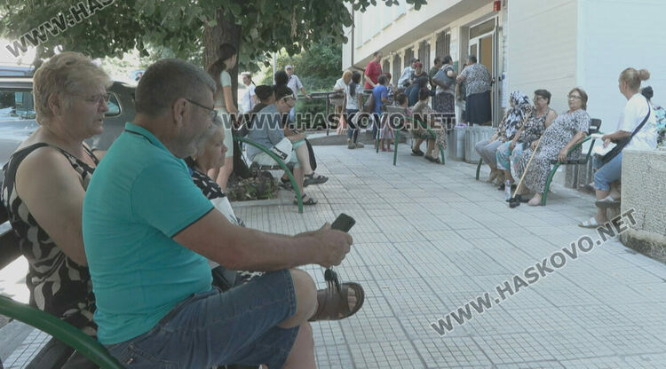 Нуждаещи се извиха опашка за помощи за отопление пред „Социално подпомагане“ в Хасково