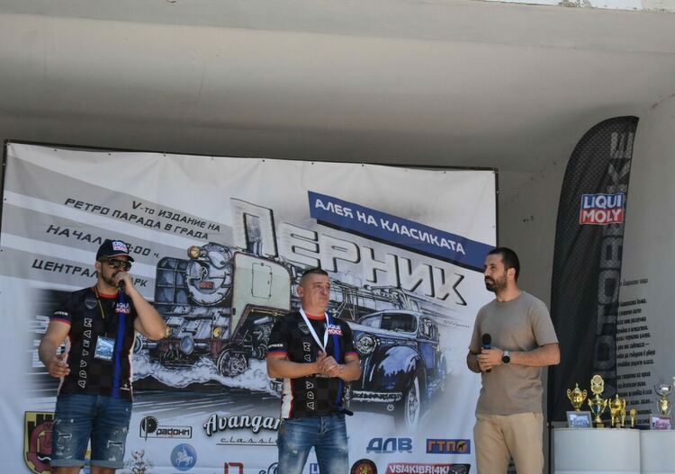 Над 200 автомобили и мотоциклети бяха показани на петия автомобилен Ретропарад 