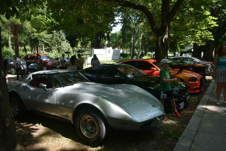 Над 200 автомобили и мотоциклети бяха показани на петия автомобилен Ретропарад 