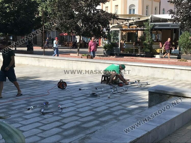 Текат последни приготовления за пускането на шадравана на пл. „Свобода“