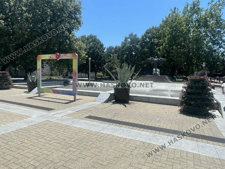 Текат последни приготовления за пускането на шадравана на пл. „Свобода“