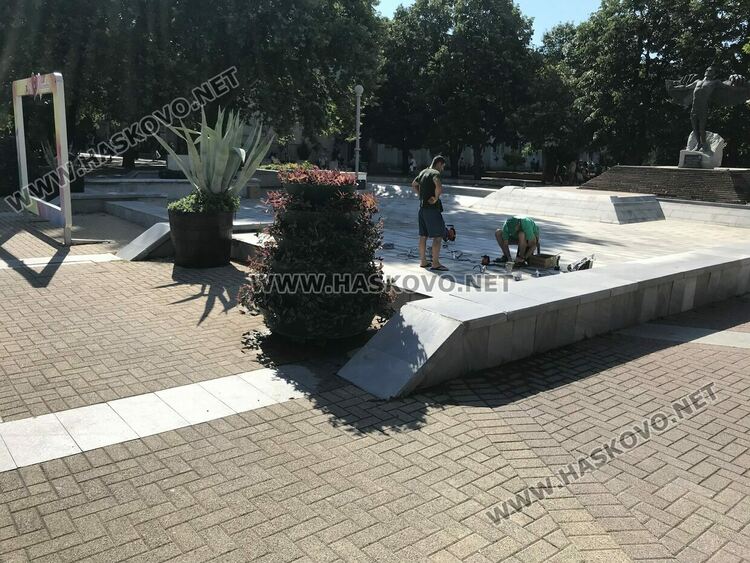 Текат последни приготовления за пускането на шадравана на пл. „Свобода“