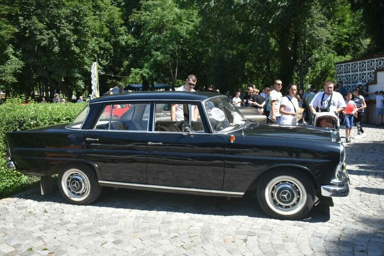 Над 200 автомобили и мотоциклети бяха показани на петия автомобилен Ретропарад
