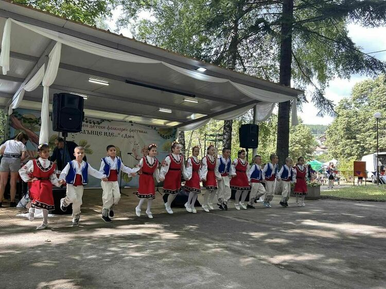 Близо 900 деца взеха участие във фолклорния фестивал „Слънце иде“