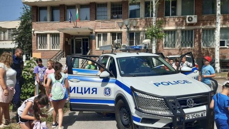 Децата в лятната занималня „Лято в действие“ се включиха активно в отбелязването на Деня за безопасност на движението