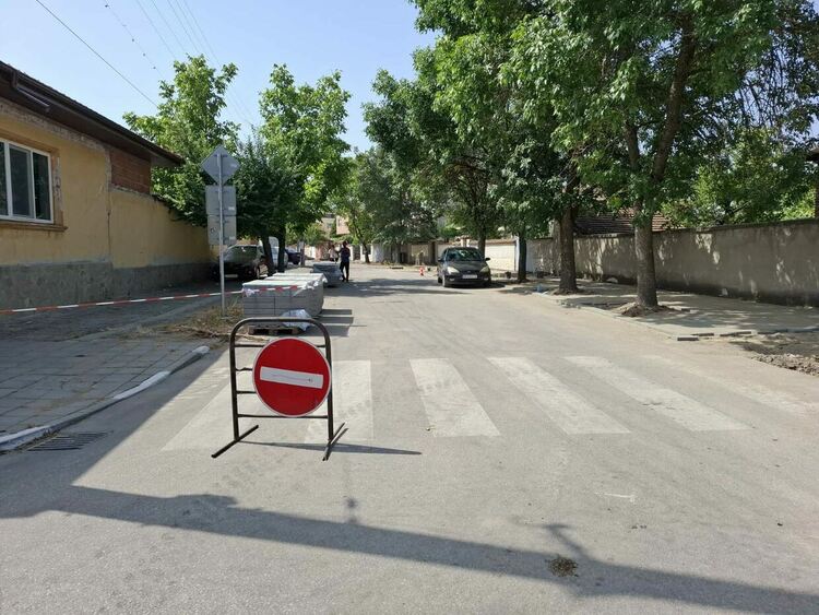Заради ремонти е ограничено движението по две улици в Първомай