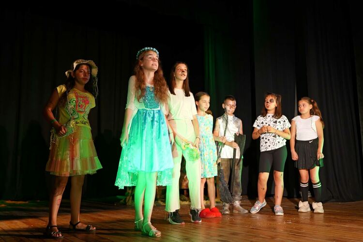 Млади театрали се завърнаха с награди от "Сцена край морето"