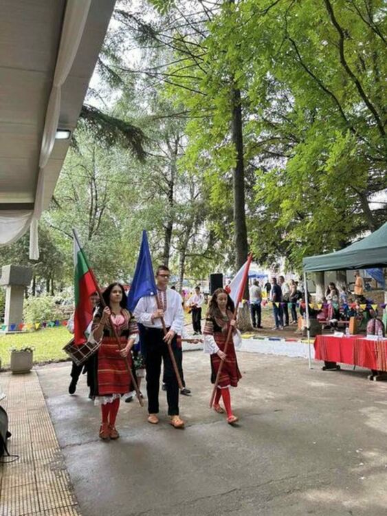 Близо 900 деца взеха участие във фолклорния фестивал „Слънце иде“