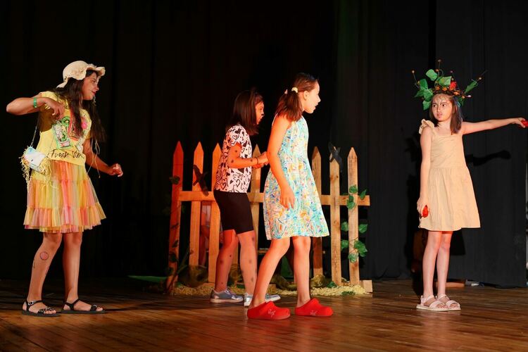 Млади театрали се завърнаха с награди от "Сцена край морето"