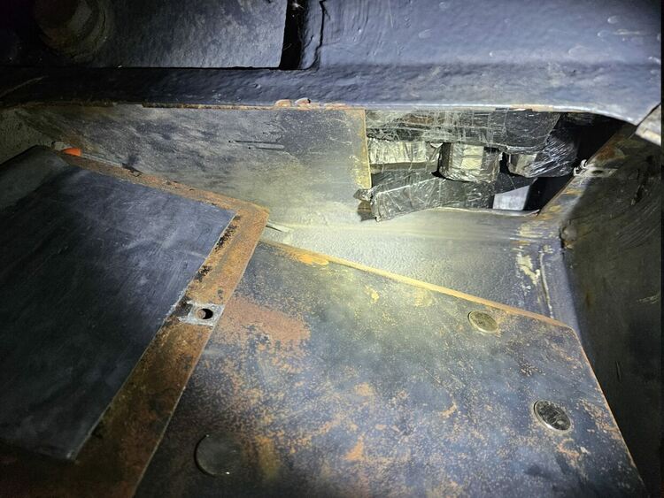 Откриха валута за над 1 млн. лв. в тайници на автобус