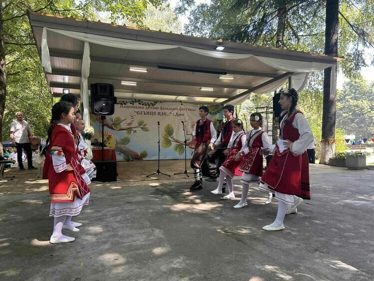Близо 900 деца взеха участие във фолклорния фестивал „Слънце иде“