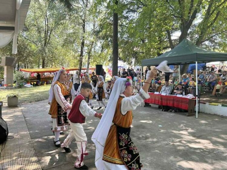 Близо 900 деца взеха участие във фолклорния фестивал „Слънце иде“