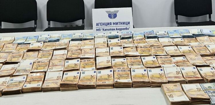 Снимки: Агенция „Митници“