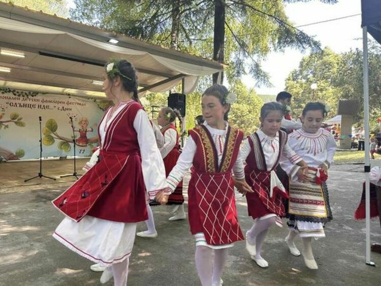 Близо 900 деца взеха участие във фолклорния фестивал „Слънце иде“