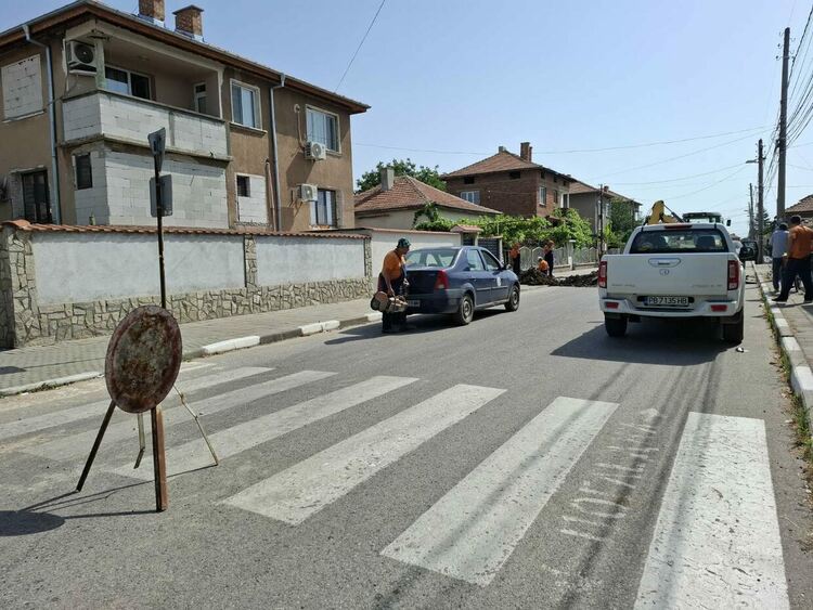 Заради ремонти е ограничено движението по две улици в Първомай