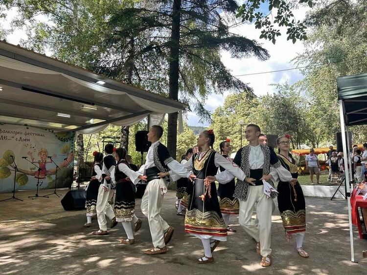 Близо 900 деца взеха участие във фолклорния фестивал „Слънце иде“