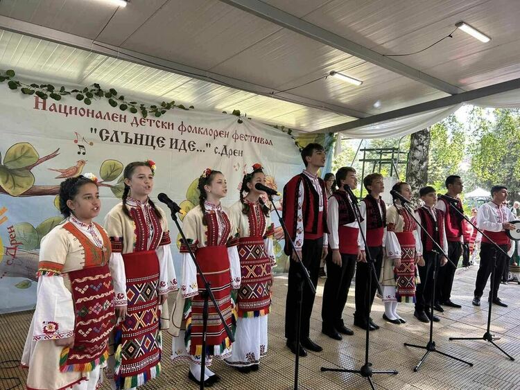 Близо 900 деца взеха участие във фолклорния фестивал „Слънце иде“