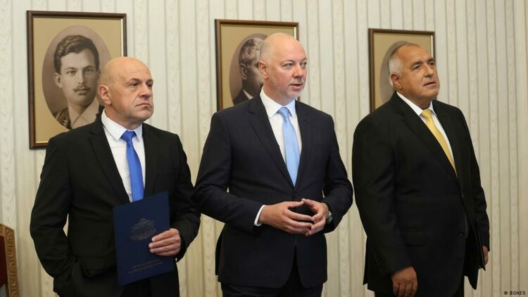 Кабинет на малцинството: от немай-къде?