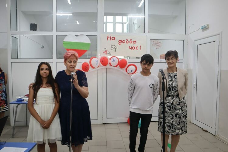 Връчиха дипломи за основно образование в "П.Яворов",децата засадиха дръвче