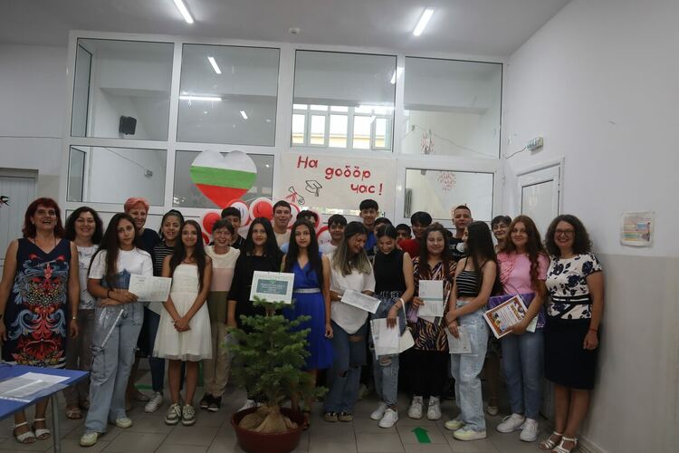 Връчиха дипломи за основно образование в "П.Яворов",децата засадиха дръвче