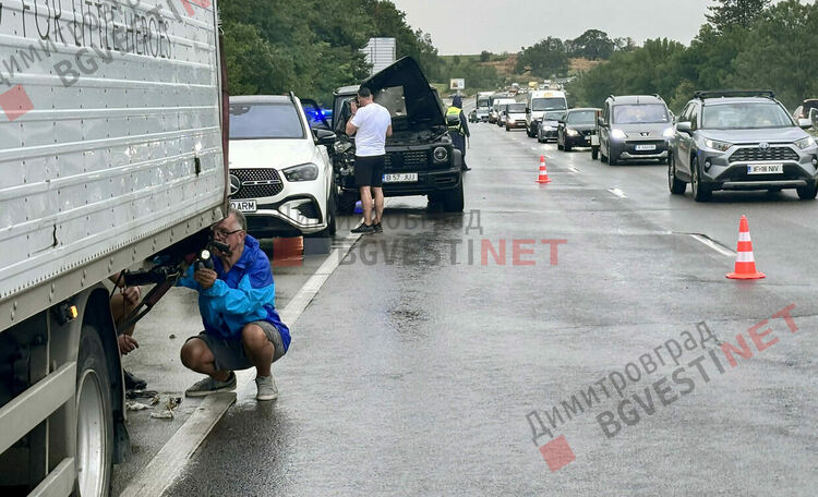 Румънец разби скъп мерцедес в камион между Димитровград и Хасково