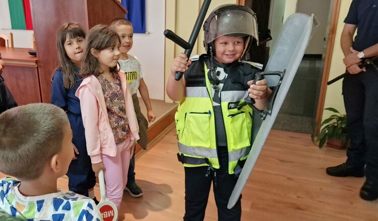 Деца на гости в ОДМВР - Смолян по повод празника на МВР: Запознаване с професията полицай