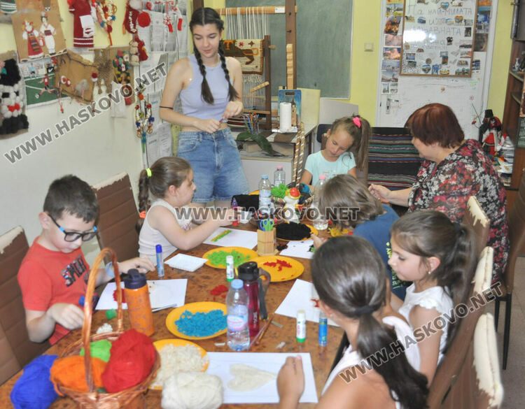 Деца изучават занаяти и традиции в лятна школа по етнография