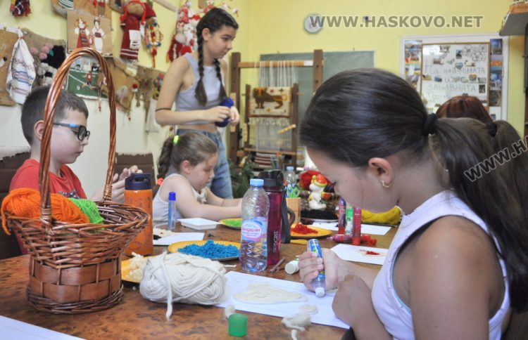 Деца изучават занаяти и традиции в лятна школа по етнография