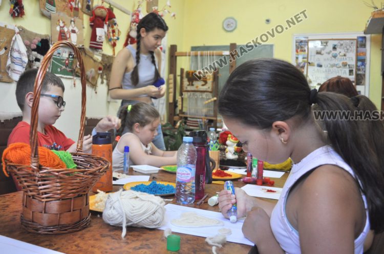 Деца изучават занаяти и традиции в лятна школа по етнография