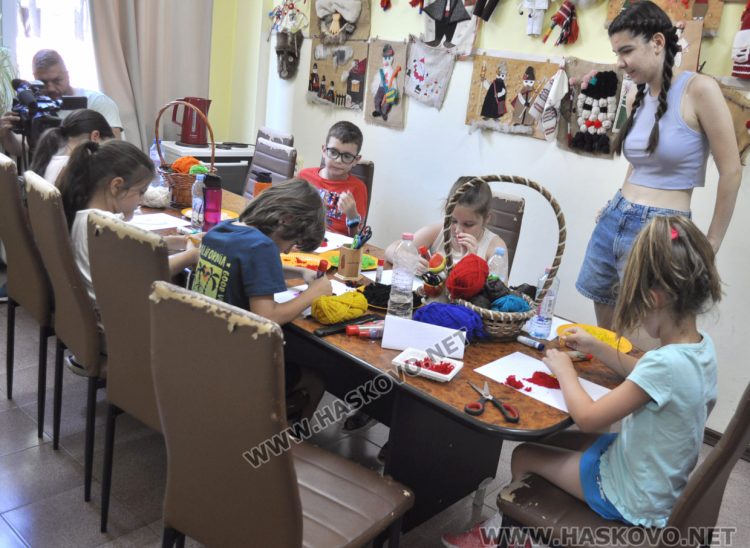 Деца изучават занаяти и традиции в лятна школа по етнография