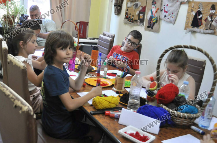 Деца изучават занаяти и традиции в лятна школа по етнография