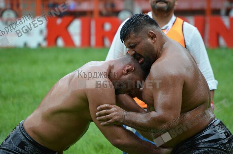 Започнаха мазните борби Kırkpınar в побратимения на Кърджали турски град Одрин