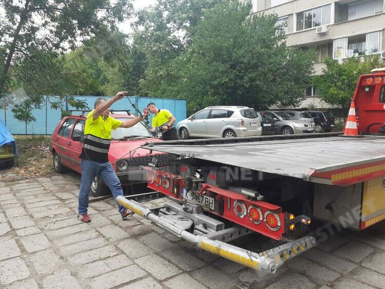 Започна принудителното вдигане на стари неупотребявани автомобили в Кърджали