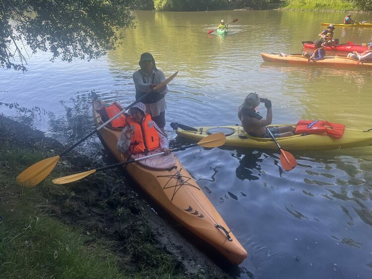 7-годишният Александър редом до кмета Иво Димов на водния поход по р. Марица